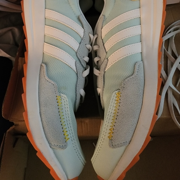 Size 8 womens retro run Adidas,  worn once, with box and Xtra laces - Picture 4 of 8